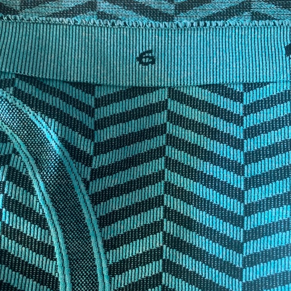 NWOT Lululemon Athletica Swiftly tech teal and black racer back tank top - Picture 5 of 5